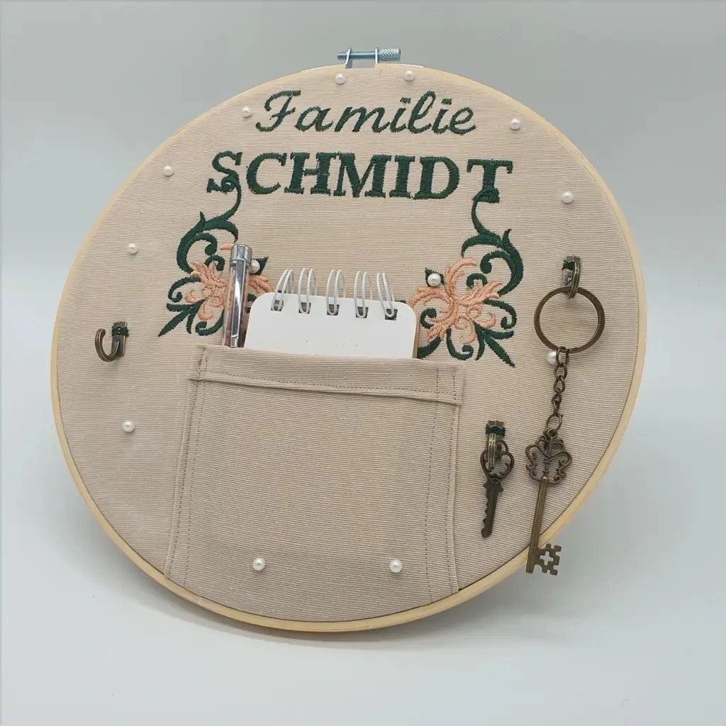Personalisierter Stickrahmen – Schlüsselhaken, Notizhalter und spezielles Design aus Baumwollstoff