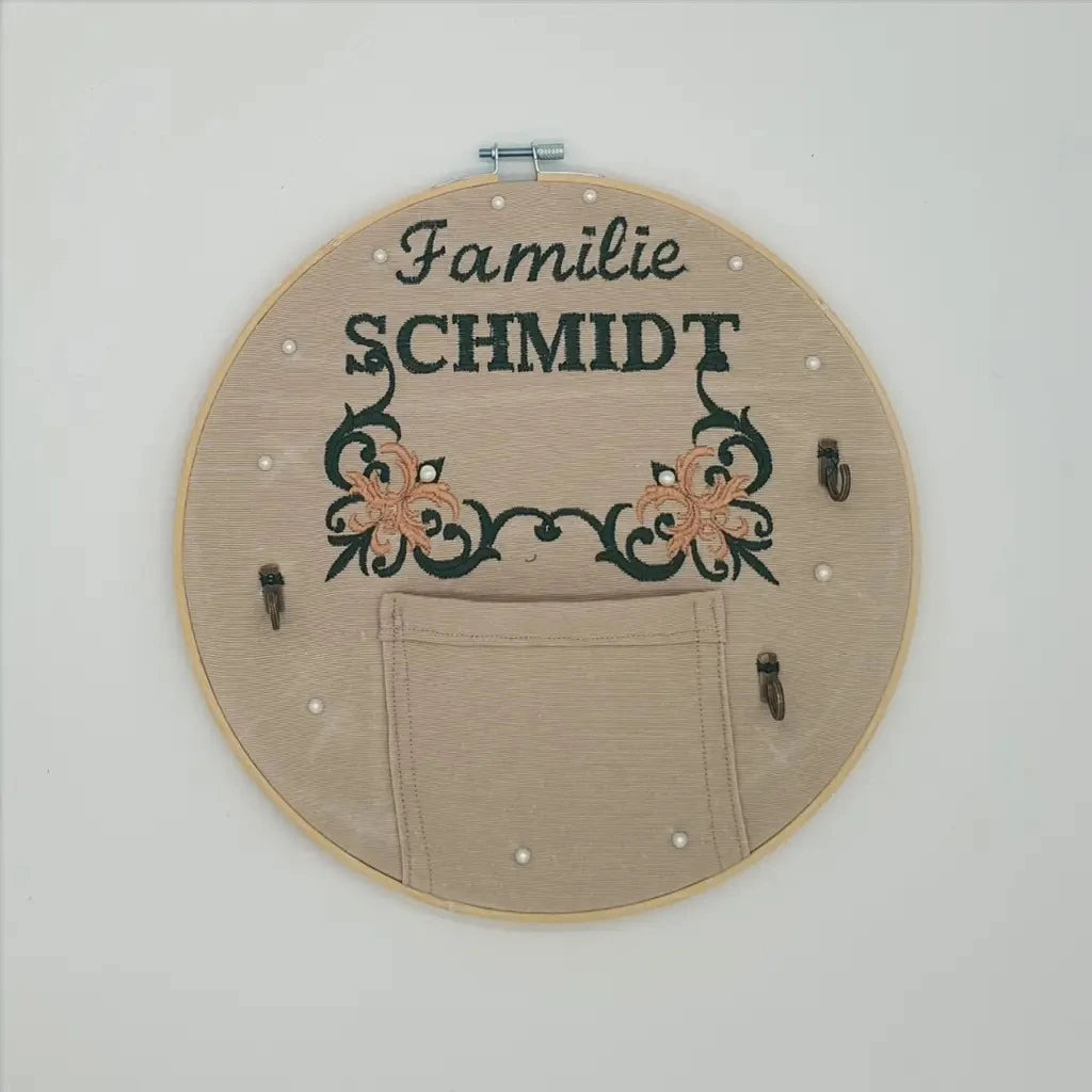 Personalisierter Stickrahmen – Schlüsselhaken, Notizhalter und spezielles Design aus Baumwollstoff